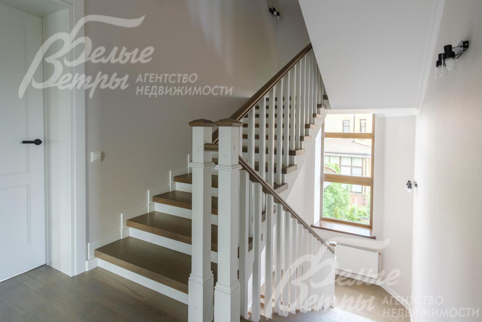 Лестница ж/б со ступенями и поручнями из массива