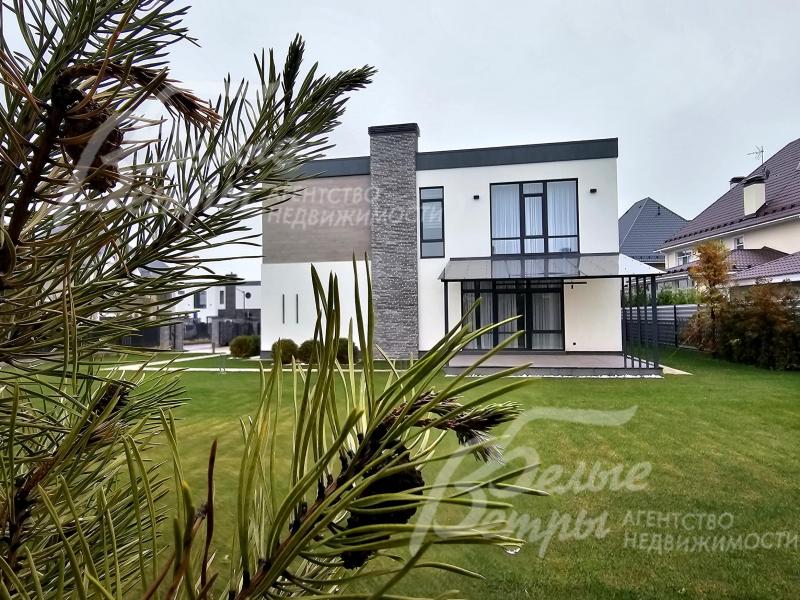 Новый дом, построенный из кирпича в современном стиле хай-тек