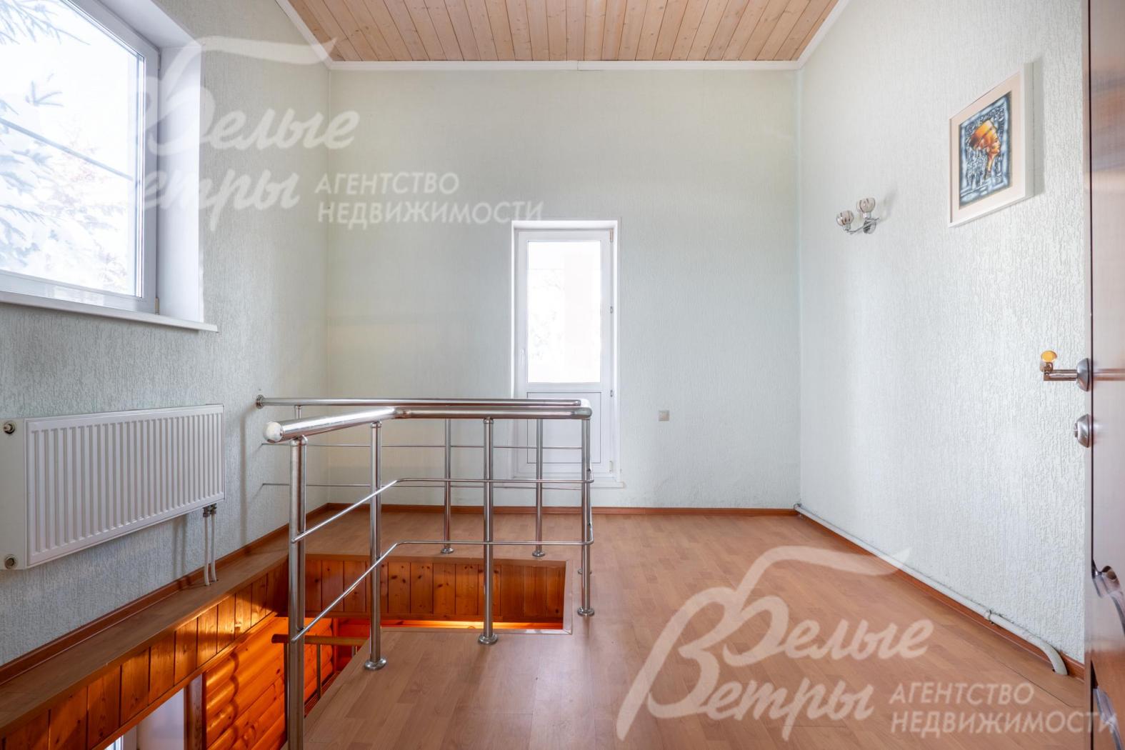 Из холла на втором этаже - выход на балкон площадью 12 кв.м