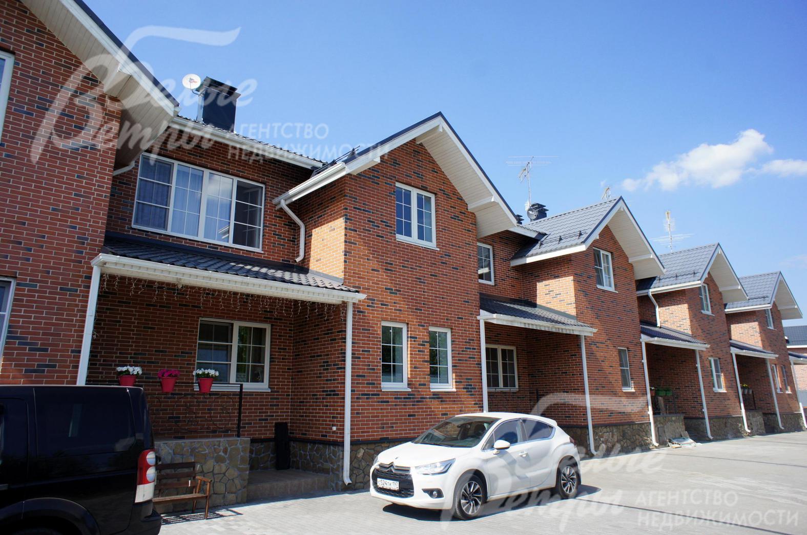 Около каждой секции есть место для парковки автомобилей.