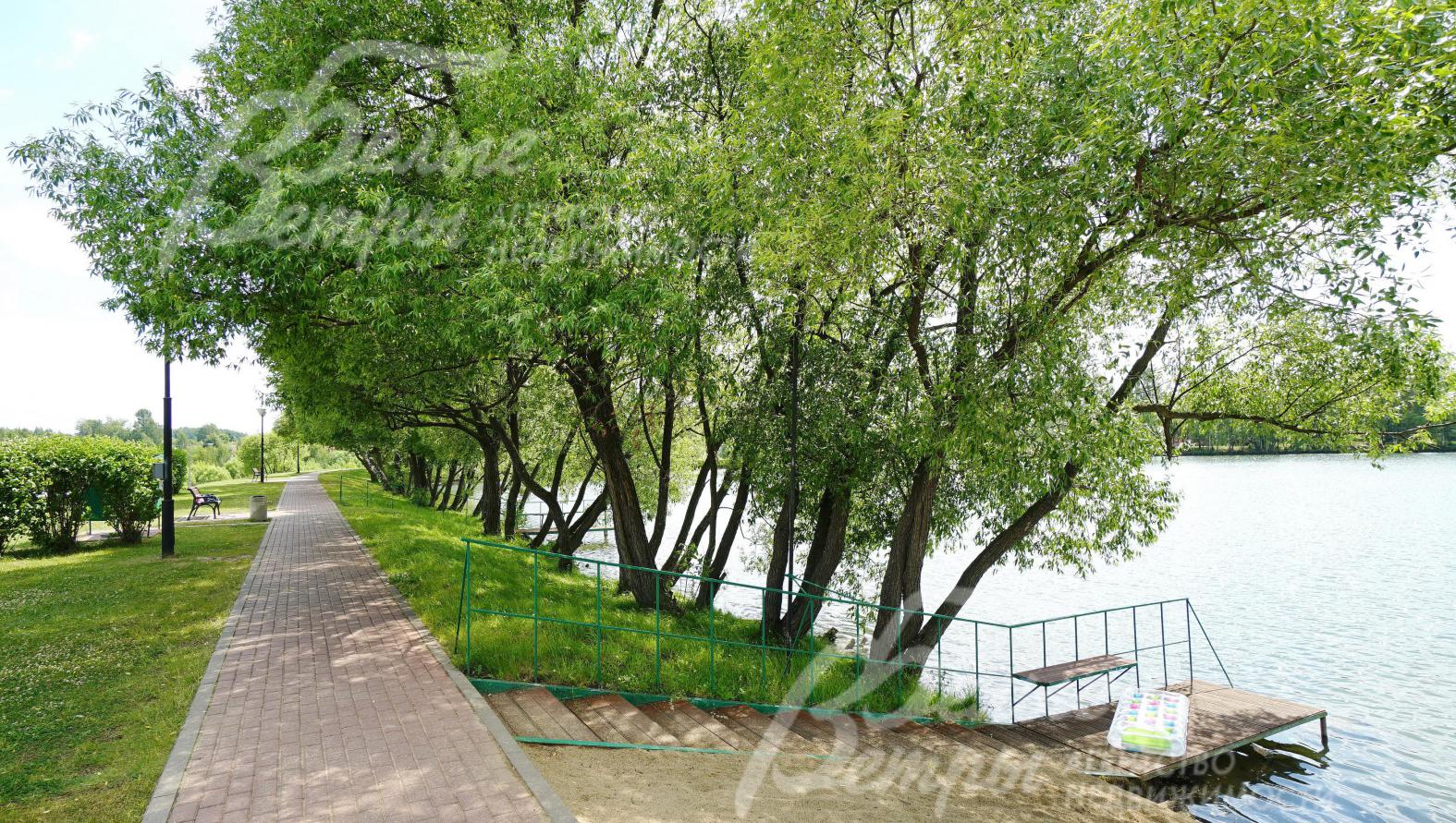 Озеро с лодочной станцией