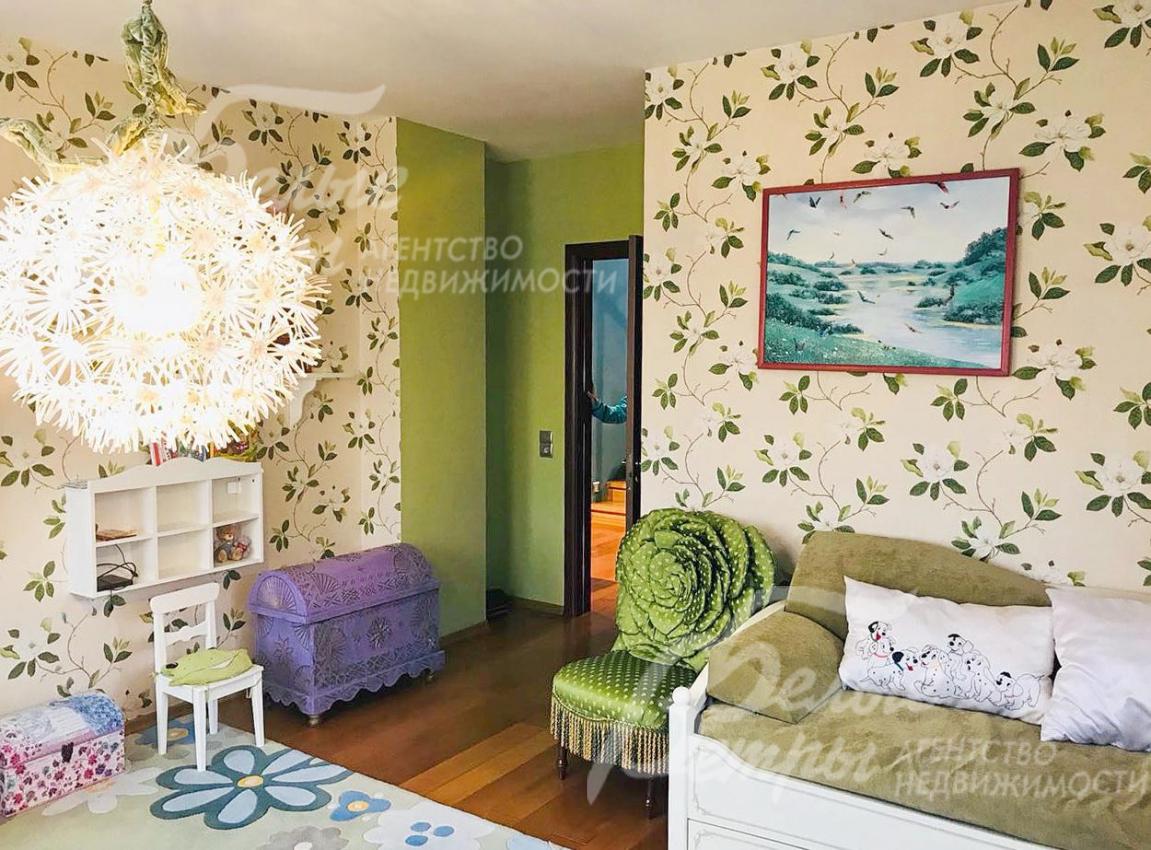 В отделке интерьера и мебели использовано множество цветочных мотивов