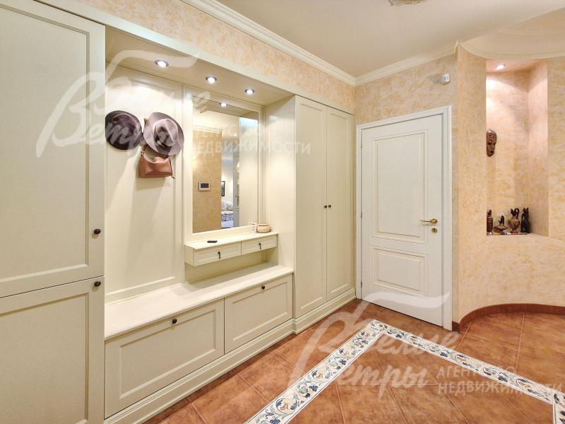 Гардеробная комната в прихожей.