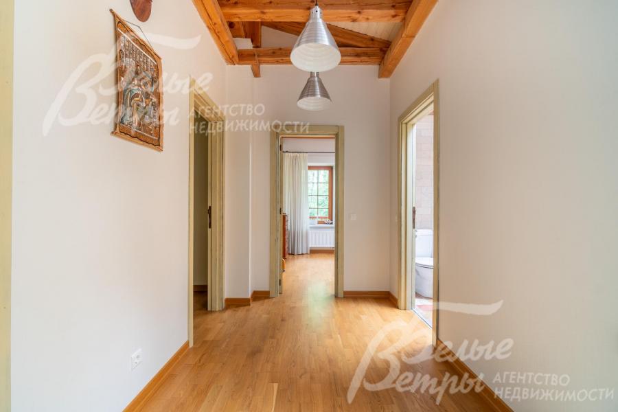 Холл 2-го этажа: на полу - паркетная доска из массива дуба