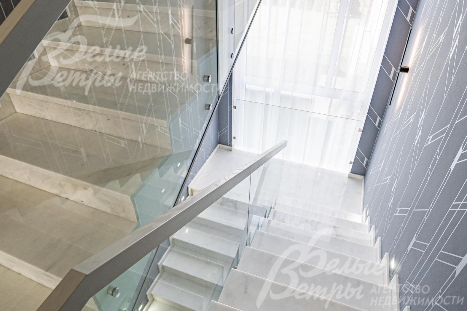 Лестница ж/б монолитная, с подсветкой, ступени из мрамора (CREMA MARFIL, Италия), ограждение - закалённое стекло, дубовый поручень