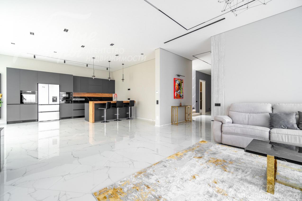 Единое пространство кухни-столовой и гостиной с изысканным дизайнерским ремонтом