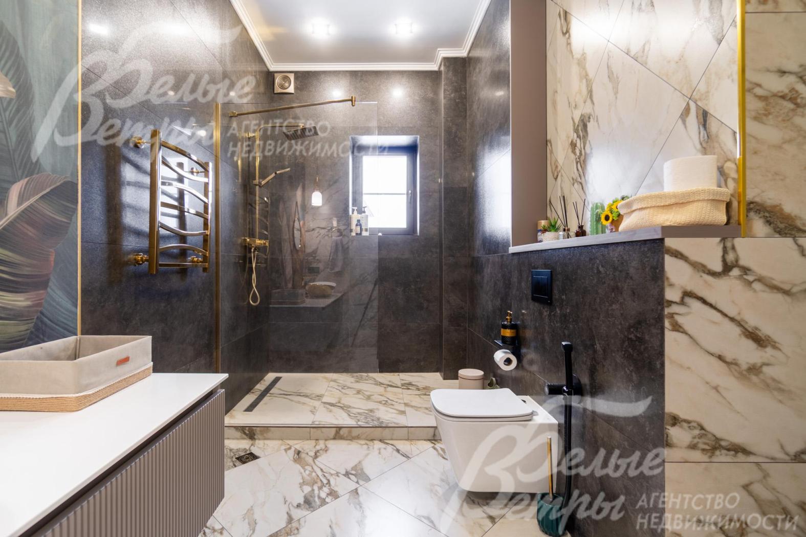 Санузел на первом этаже с душевой, отделан керамогранитом Atlas Concorde, пол - с подогревом