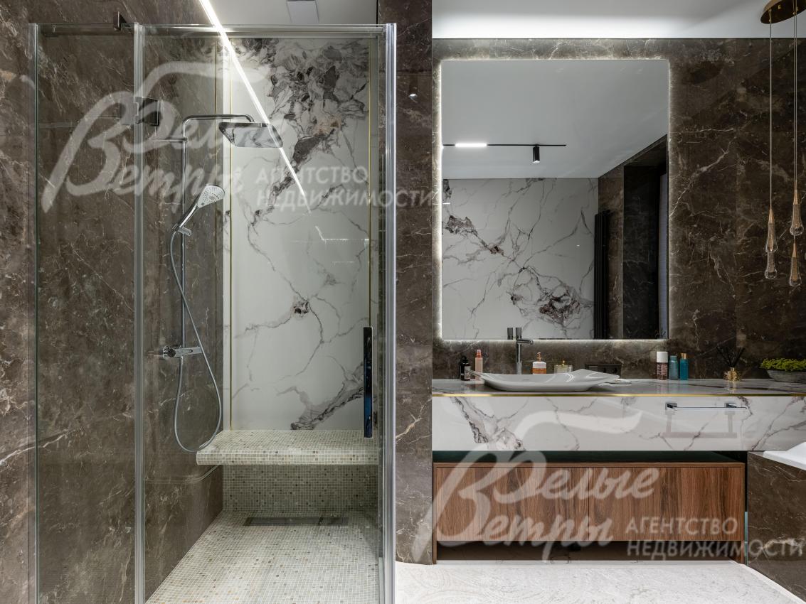 Санузел мастер-спальни: стены отделаны крупноформатным керамогранитом под тёмный мрамор