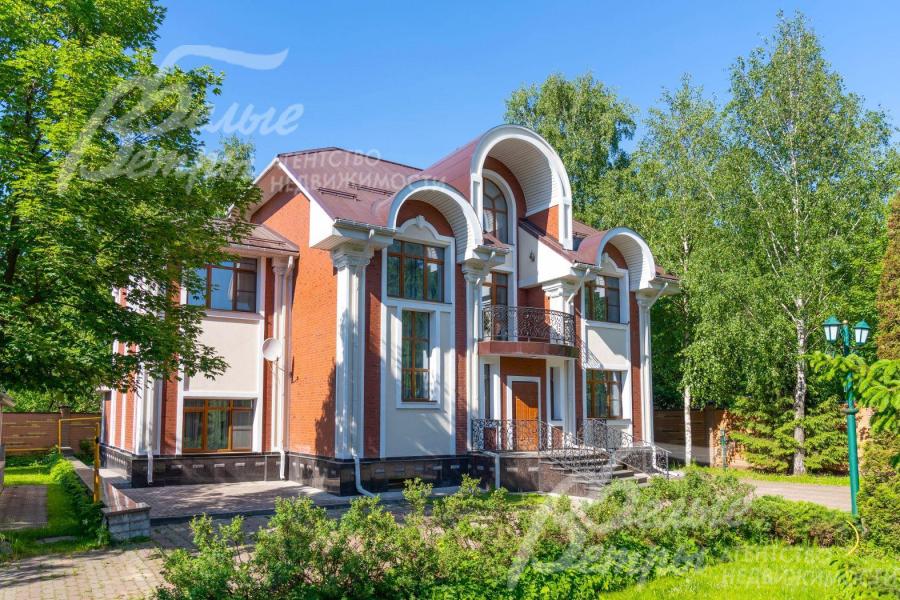 Меблированный коттедж на участке 30 соток с ландшафтом в Москве