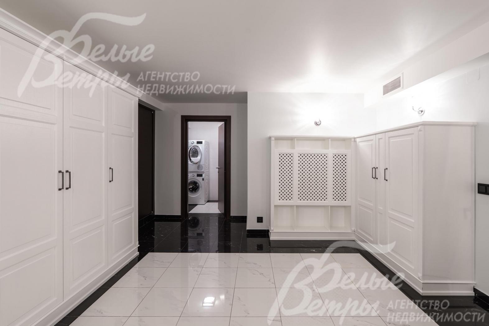 Гардеробная и постирочная в цокольном этаже