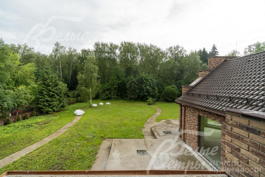 Вид со 2-го этажа главного дома на участок и гостевой дом