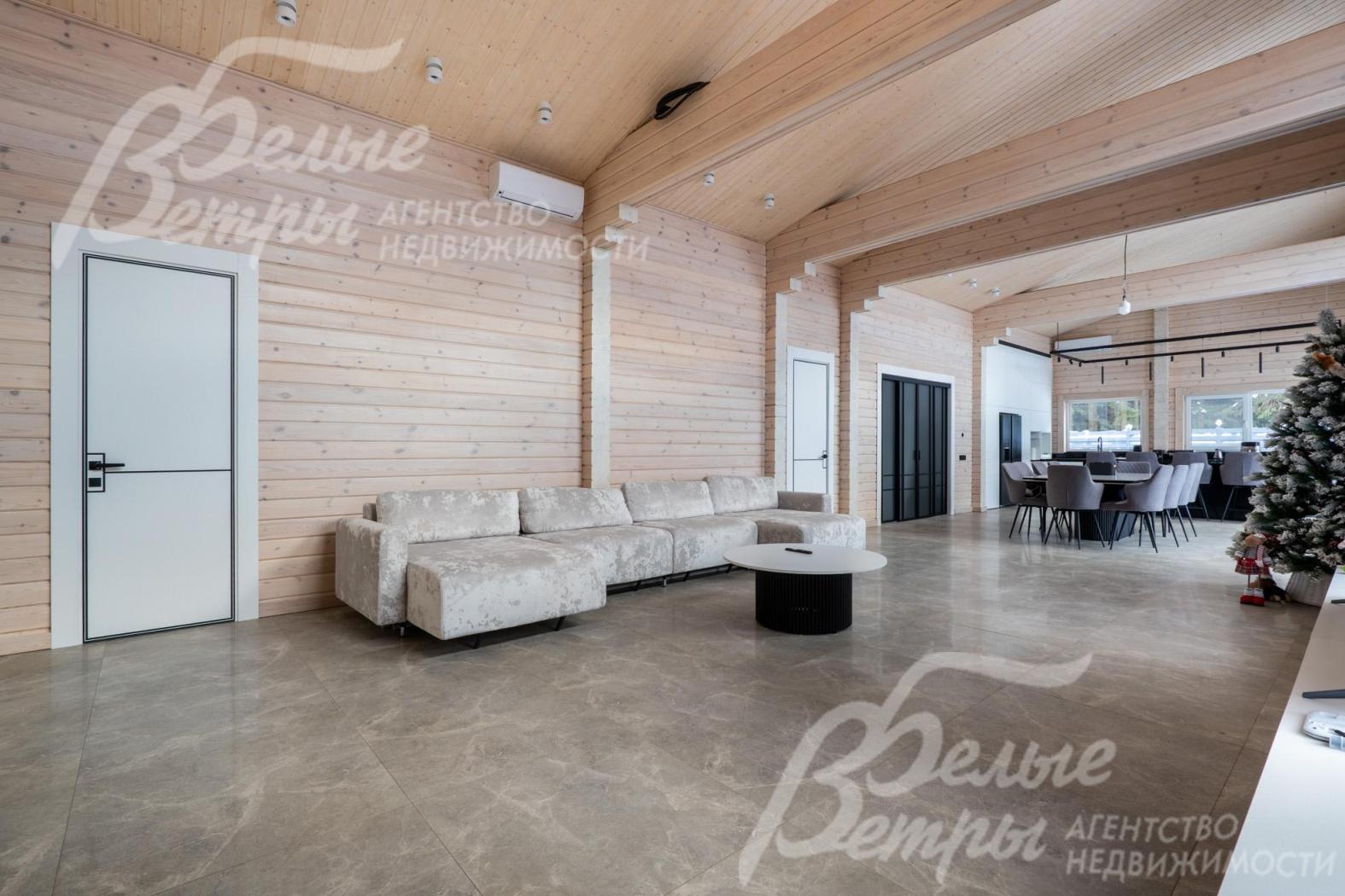 Установлены белые двери с чёрной алюминиевой окантовкой и чёрной фурнитурой, деревянные подоконники из лиственницы