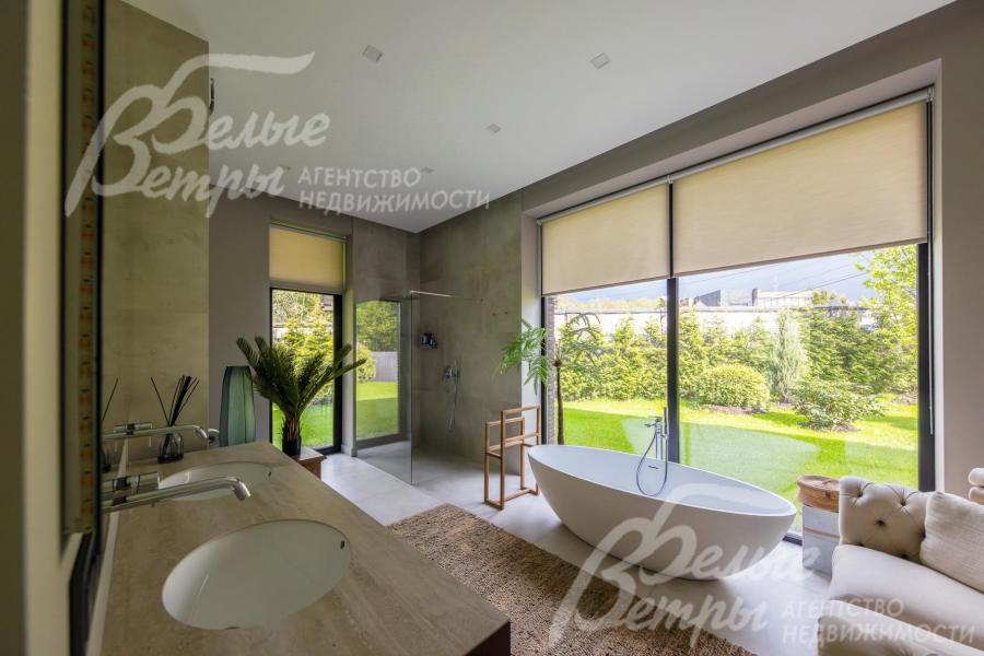 Ванная комната при мастер-спальне.