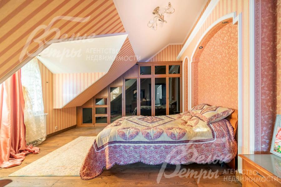 В спальнях обои в английском стиле