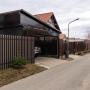 На участке предусмотрен навес для автомобиля. К участку ведёт широкая асфальтированная освещенная дорога