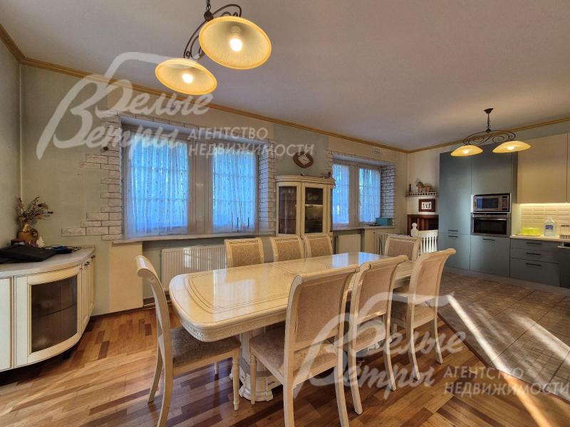 Обеденная группа на 8 персон.