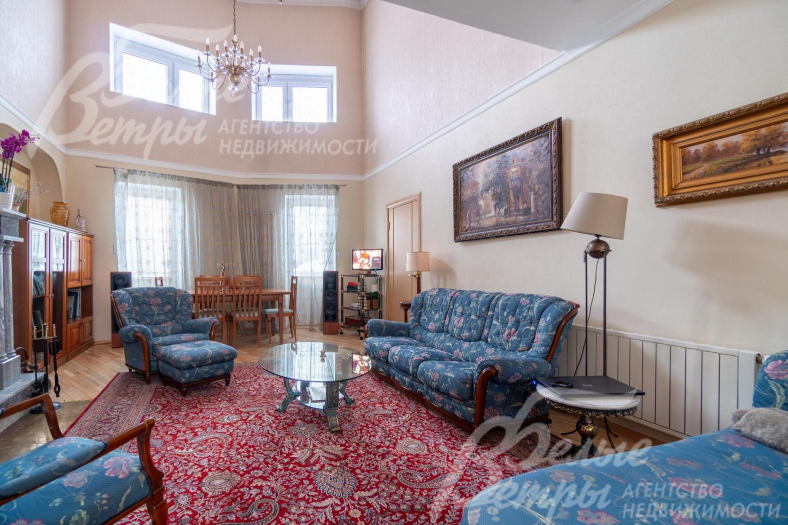 Гостиная на первом этаже - со вторым светом (высота второго света - 5,8 м), полностью меблирована