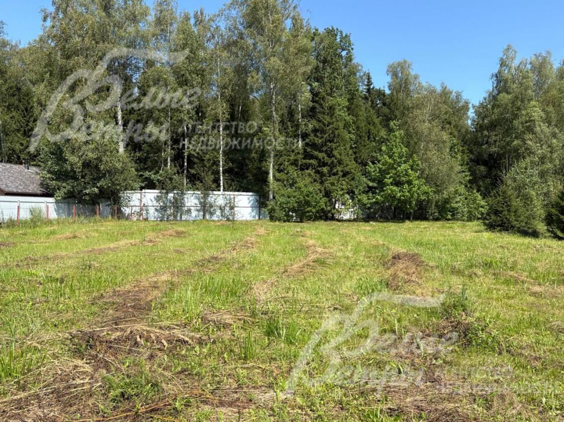 Участок в коттеджном посёлке на территории Новой Москвы, находящемся в окружении леса