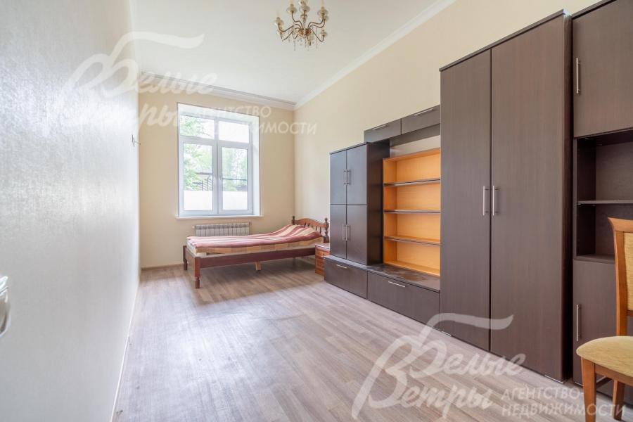 Спальня на первом этаже с отделкой в светлых классических тонах