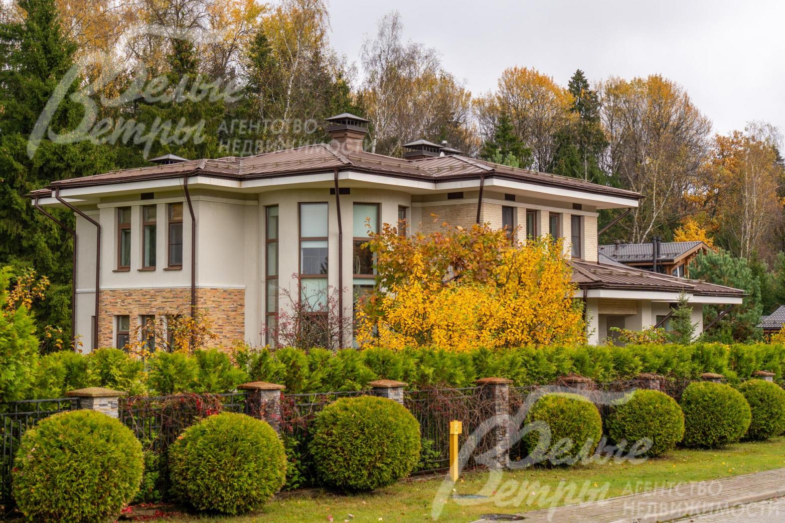 Меблированный дом в современном классическом стиле с элементами английской архитектуры
