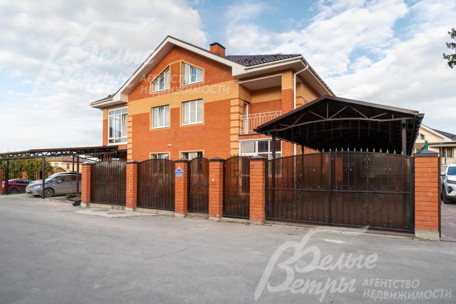 Меблированный, готовый к заселению кирпичный коттедж в классическом архитектурном стиле