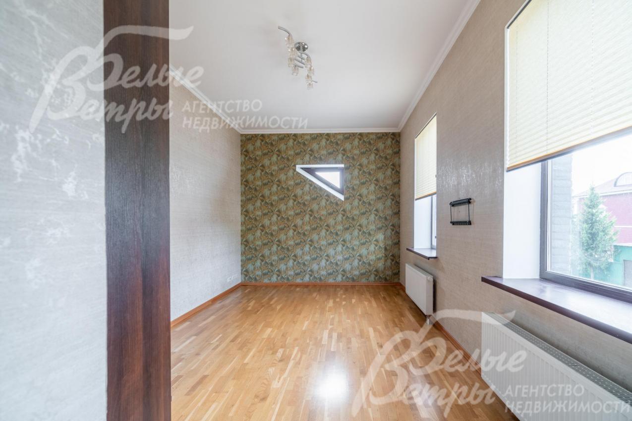 Спальня на втором этаже, одна стена зонирована обоями