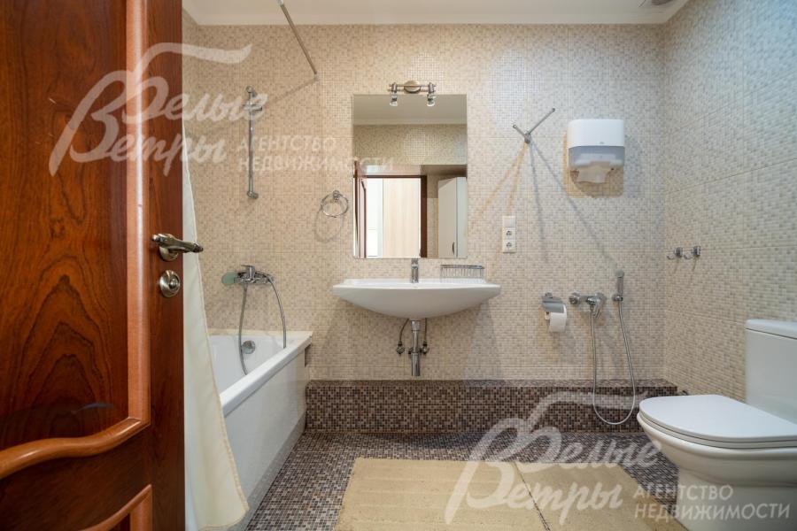 Санузел на первом этаже с ванной