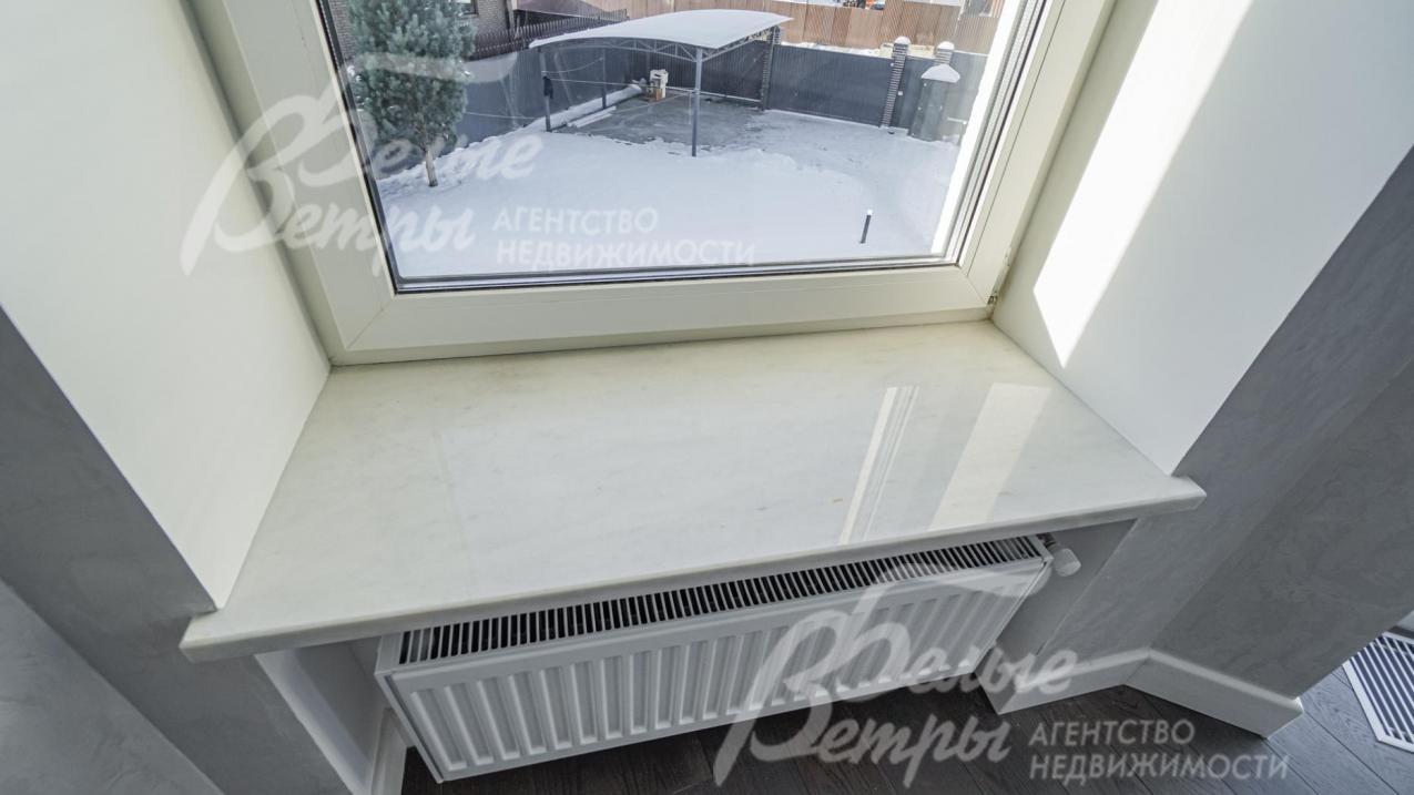 Подоконники во всех помещениях мраморные. 