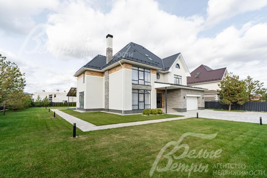 Разведено уличное освещение на доме и по участку, установлены фонари