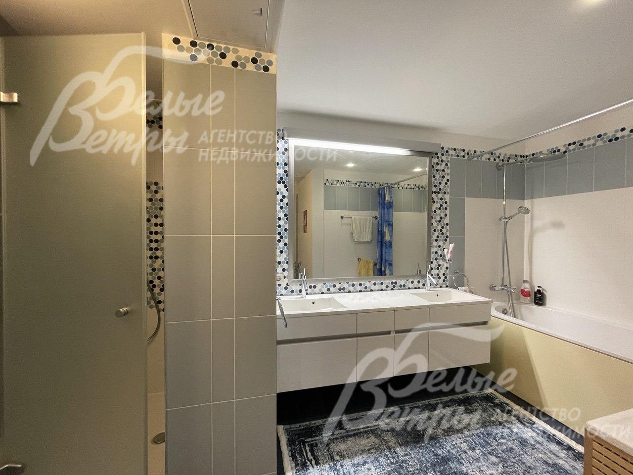 Санузел с ванной в главной спальне