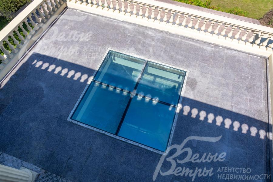 Стеклянный потолок бассейна