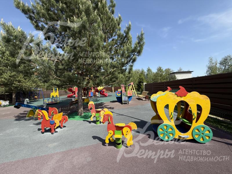 В детском парке - множество игровых конструкций