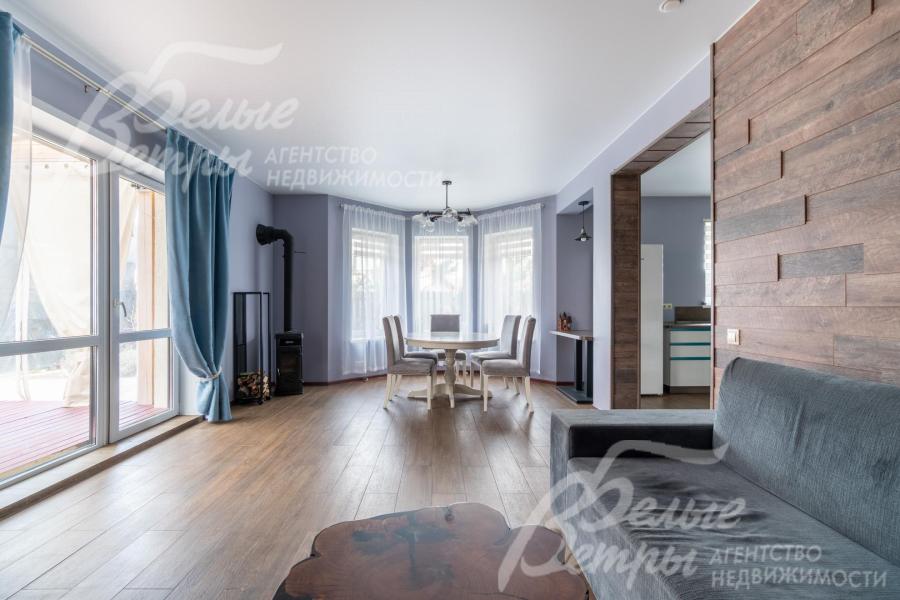 В гостиной - панорамные окна от пола, есть выход на крытую террасу площадью 20 кв.м