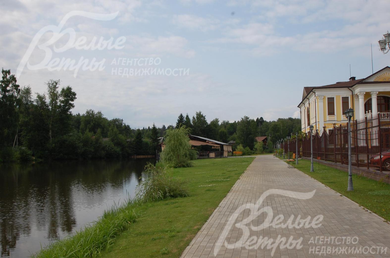 Озеро в коттеджном поселке Новоглаголево