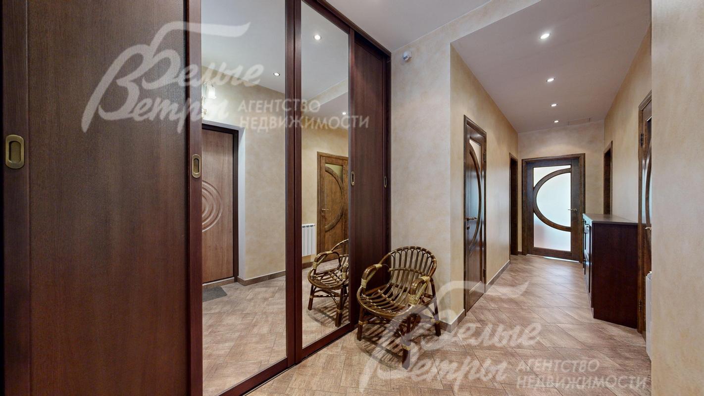 Холл-прихожая со встроенными шкафами