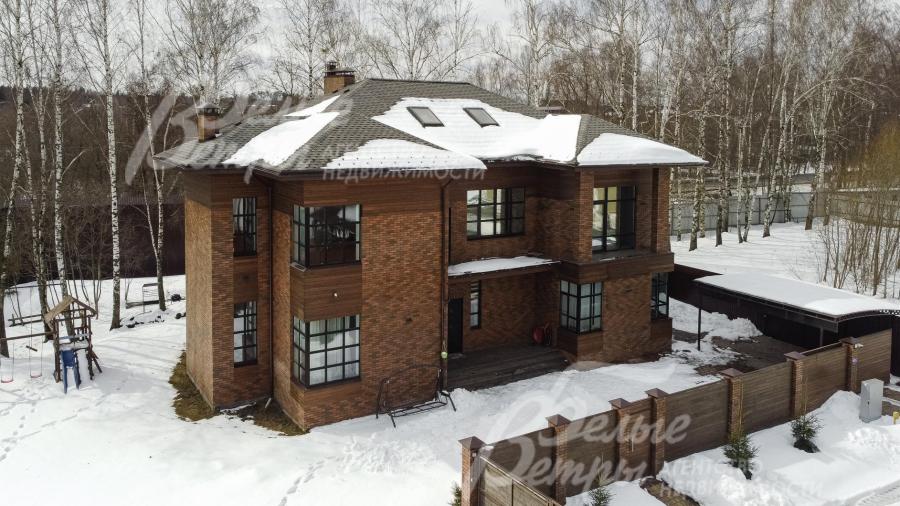 Современный дом с бассейном на просторном участке с березовой рощей в обжитом и охраняемом КП Клубничные поля