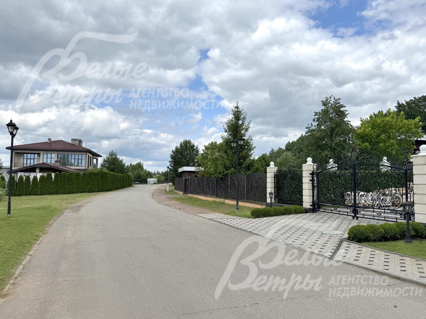 Территория коттеджного посёлка: широкие асфальтированные дороги до домов, уличное освещение