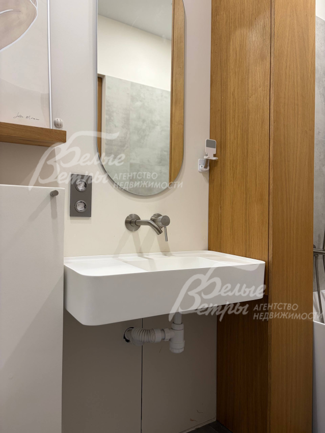 Раковина выполнена из матового искусственного камня