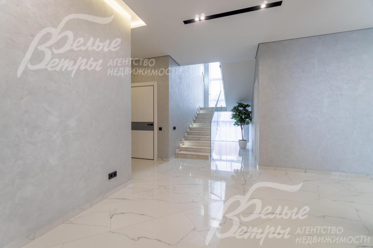 Отделка полов: 1 этаж - широкоформатный керамогранит (имитация мрамора, пр. Италия)