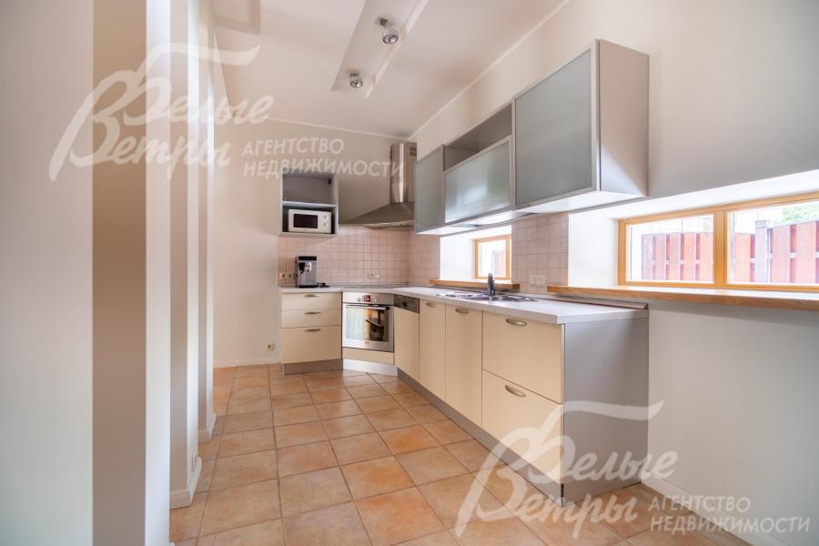 Кухня отделена от зоны гостиной элегантной перегородкой, укомплектована кухонным гарнитуром и техникой