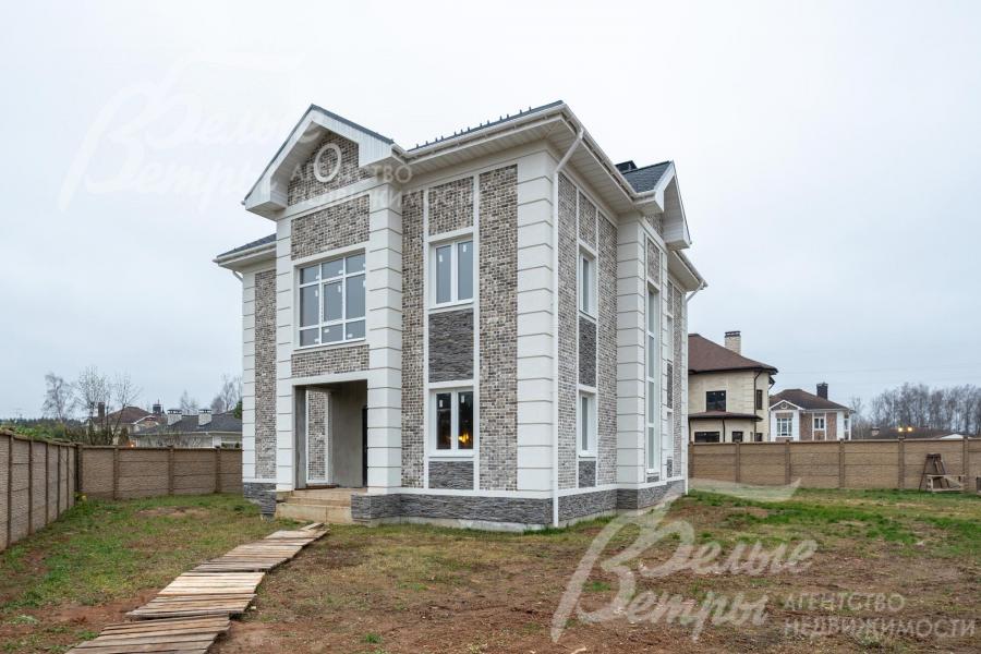 Новый кирпичный дом под отделку, построенный в стиле элегантной современной классики 