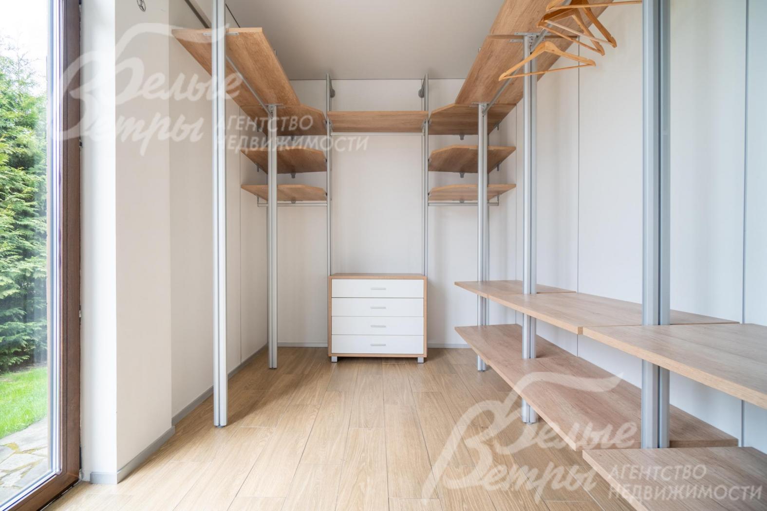 Большая светлая гардеробная при входе в дом.