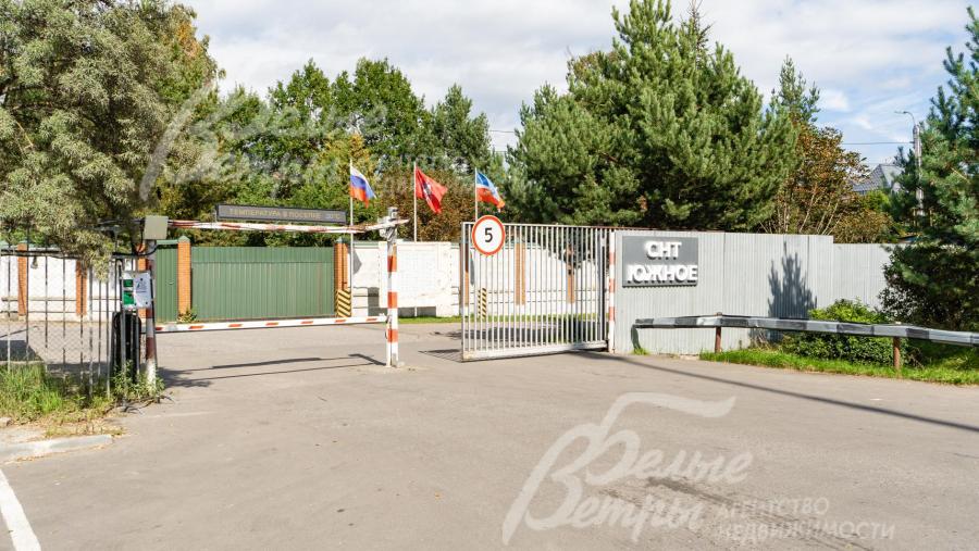 Охраняемый въезд на территорию поселка