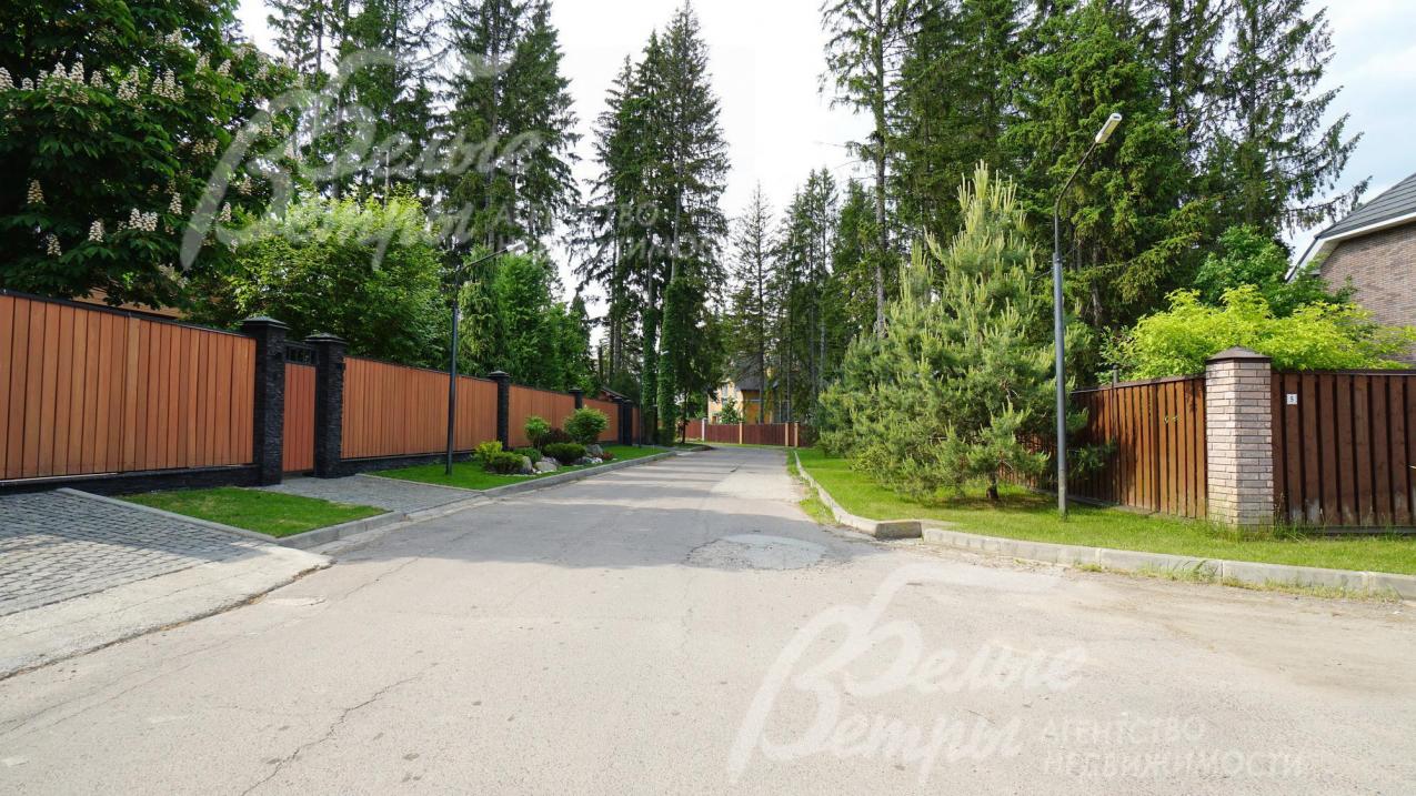 Широкие освещенные дороги в поселке