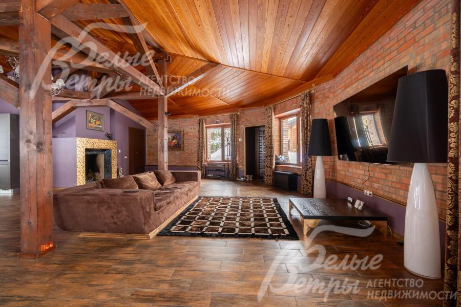 Впечатляющая уникальная гостиная‑кухня‑столовая круглой формы, расположена в пристройке к дому