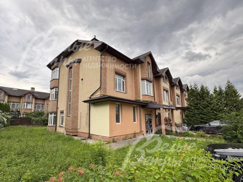 Таунхаус стоит на ровном просторном участке площадью 5 соток