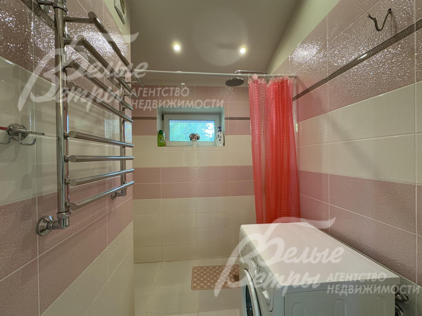 В душевой установлена стиральная машина