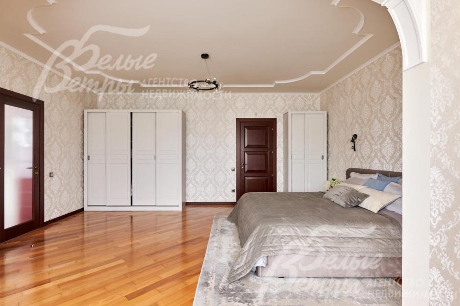 В мастер-спальне установлены удобные платяные шкафы