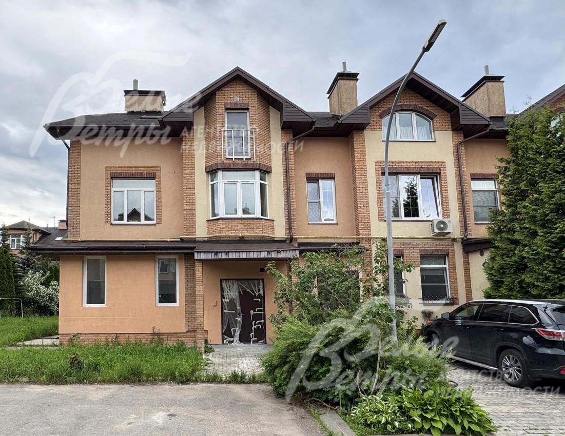 Торцевой таунхаус современной архитектурной концепции