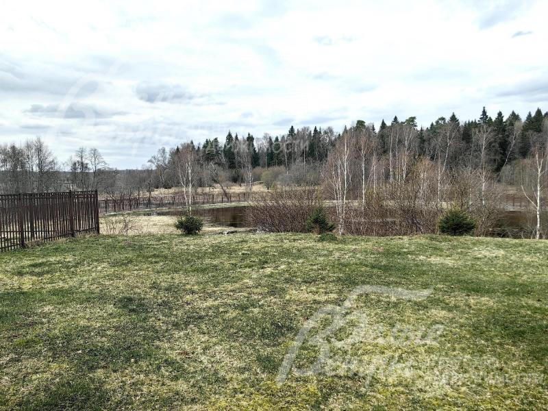 Поселок расположен на опушке леса, непосредственно граничит с рекой Моча.